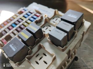 bontott FORD FOCUS I Biztosítéktábla Utastér