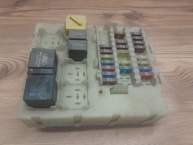 bontott FORD FOCUS I Biztosítéktábla Utastér