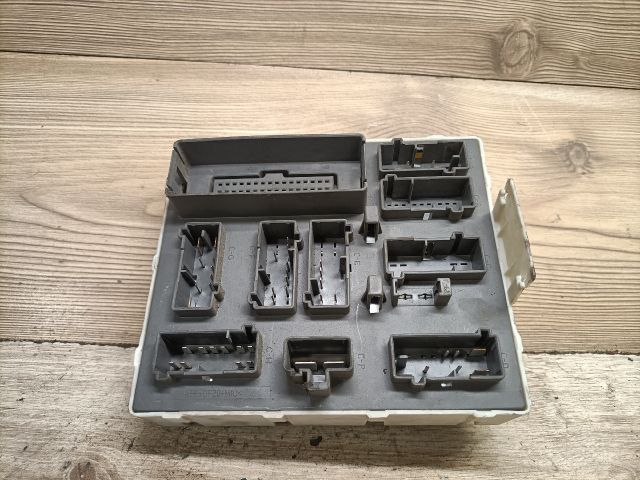 bontott FORD FOCUS I Biztosítéktábla Utastér