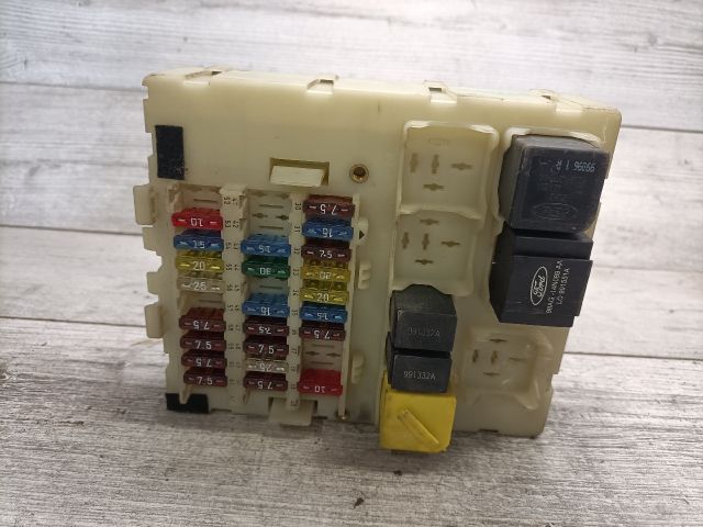 bontott FORD FOCUS I Biztosítéktábla Utastér