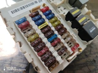 bontott FORD FOCUS I Biztosítéktábla Utastér