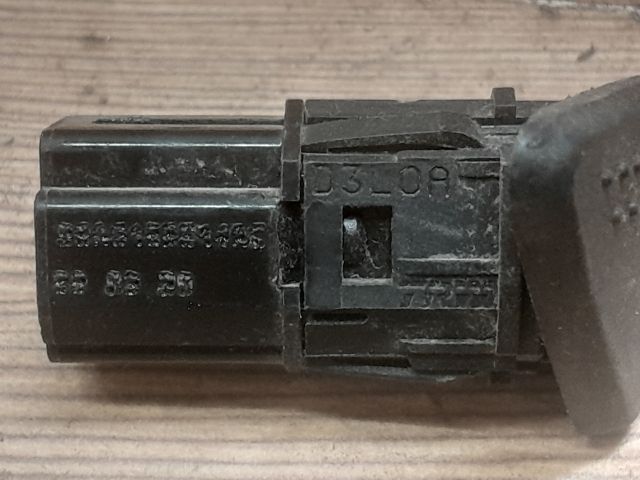 bontott FORD FOCUS I Csomagtér Nyitó Kar / Gomb