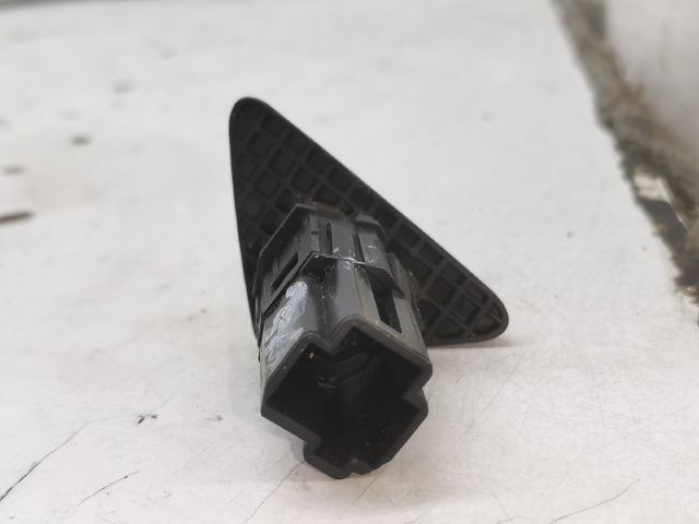 bontott FORD FOCUS I Csomagtér Nyitó Kar / Gomb