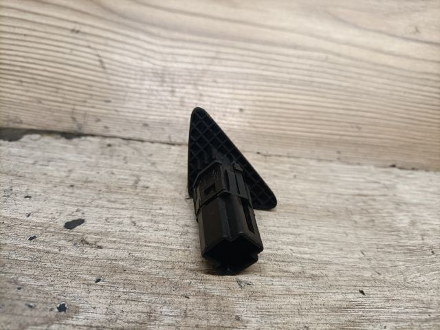 bontott FORD FOCUS I Csomagtér Nyitó Kar / Gomb