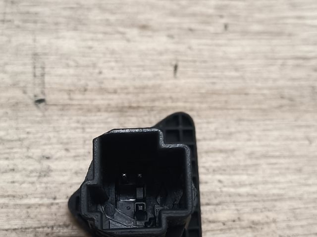 bontott FORD FOCUS I Csomagtér Nyitó Kar / Gomb