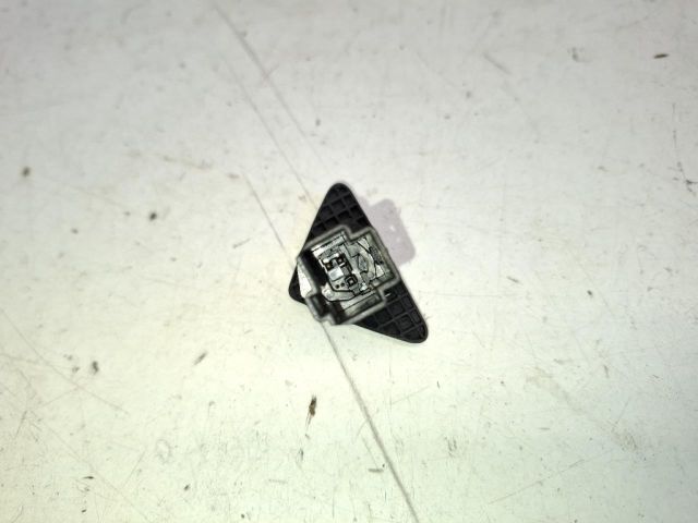 bontott FORD FOCUS I Csomagtér Nyitó Kar / Gomb