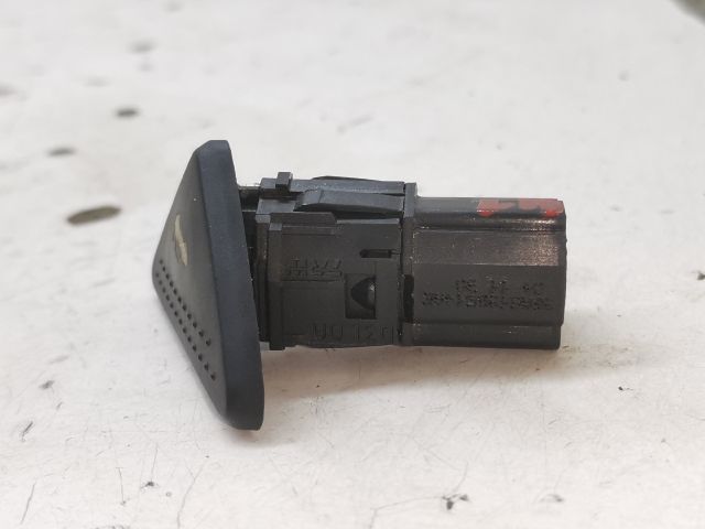 bontott FORD FOCUS I Csomagtér Nyitó Kar / Gomb