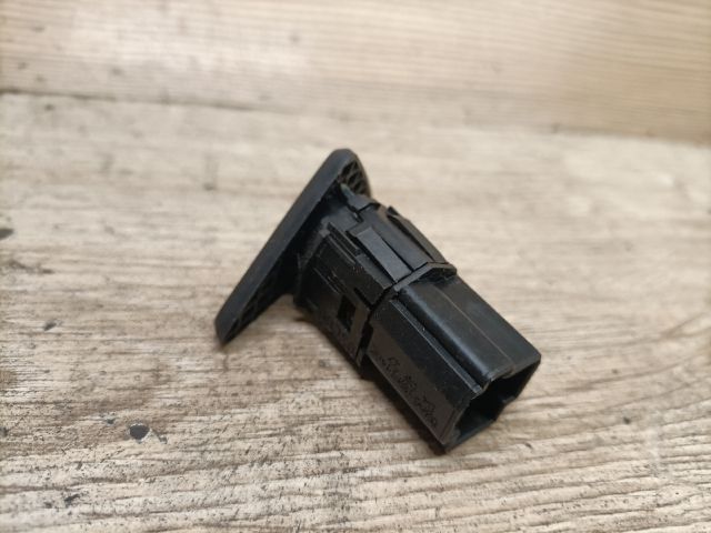 bontott FORD FOCUS I Csomagtér Nyitó Kar / Gomb