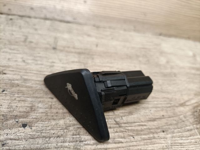 bontott FORD FOCUS I Csomagtér Nyitó Kar / Gomb