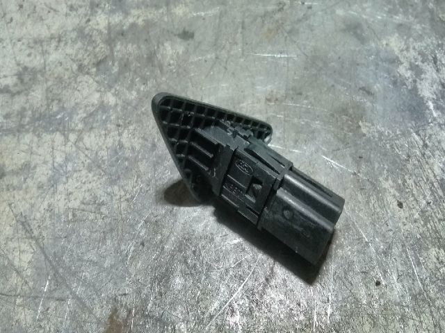 bontott FORD FOCUS I Csomagtér Nyitó Kar / Gomb