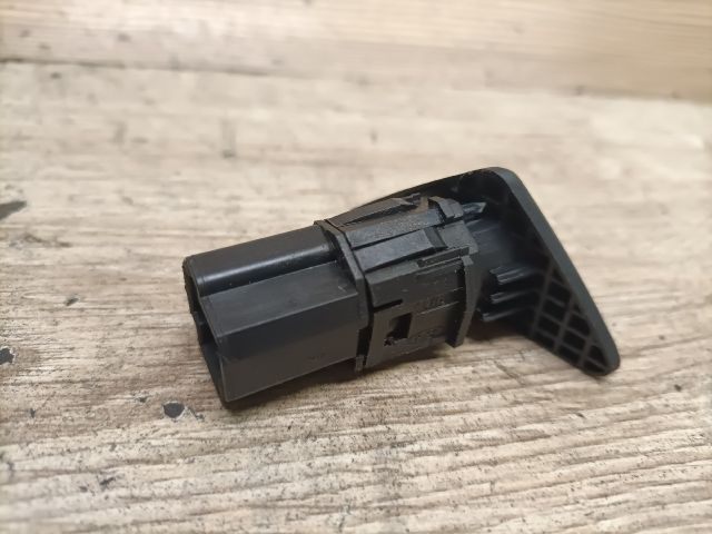 bontott FORD FOCUS I Csomagtér Nyitó Kar / Gomb