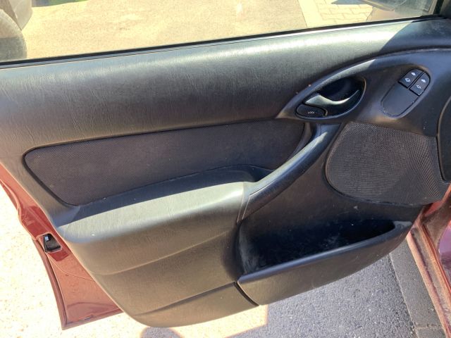 bontott FORD FOCUS I Csomagtér Roló