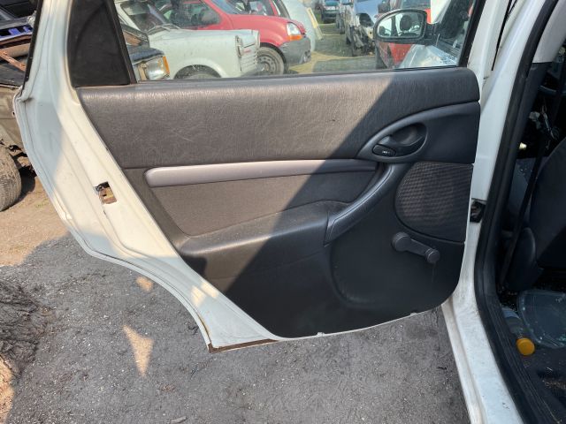 bontott FORD FOCUS I Csomagtérajtó Burkolat Alsó