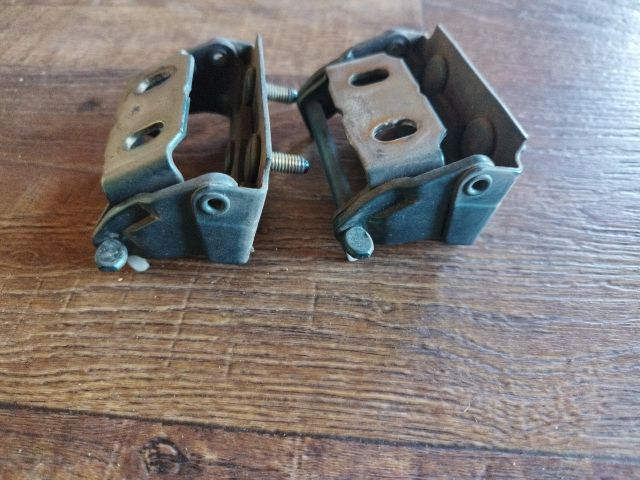 bontott FORD FOCUS I Csomagtérajtó Zsanér