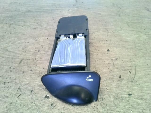 bontott FORD FOCUS I Első Hamutartó