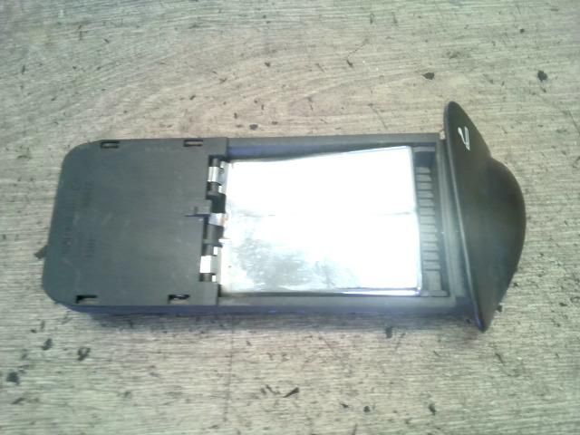 bontott FORD FOCUS I Első Hamutartó