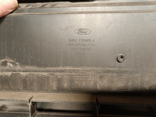 bontott FORD FOCUS I Első Lökhárító Alsó Középső Díszrács