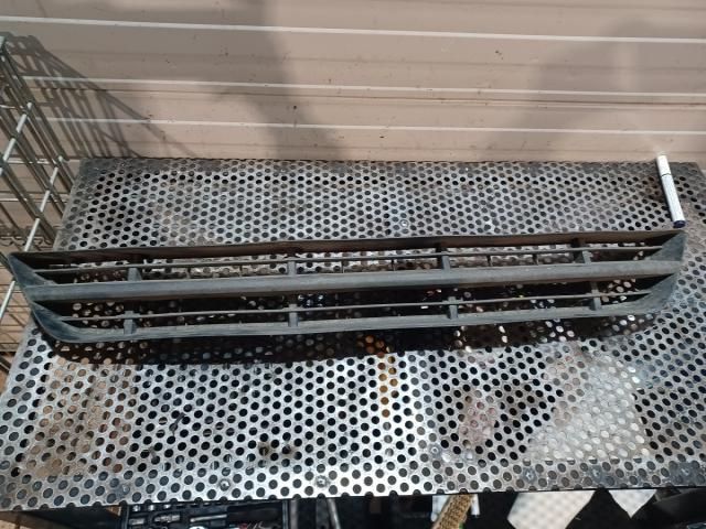 bontott FORD FOCUS I Első Lökhárító Alsó Középső Díszrács