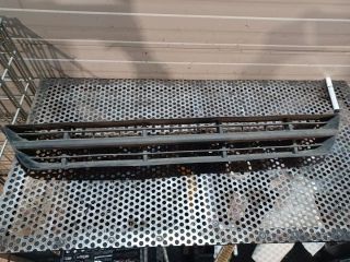 bontott FORD FOCUS I Első Lökhárító Alsó Középső Díszrács