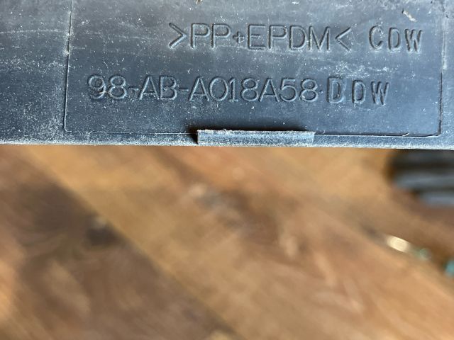 bontott FORD FOCUS I Első Lökhárító Alsó Középső Díszrács