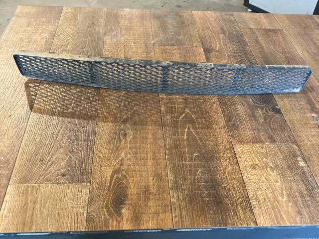 bontott FORD FOCUS I Első Lökhárító Alsó Középső Díszrács