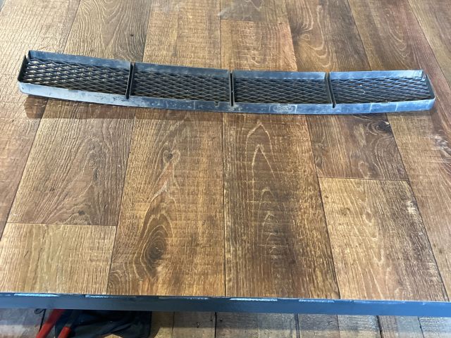 bontott FORD FOCUS I Első Lökhárító Alsó Középső Díszrács