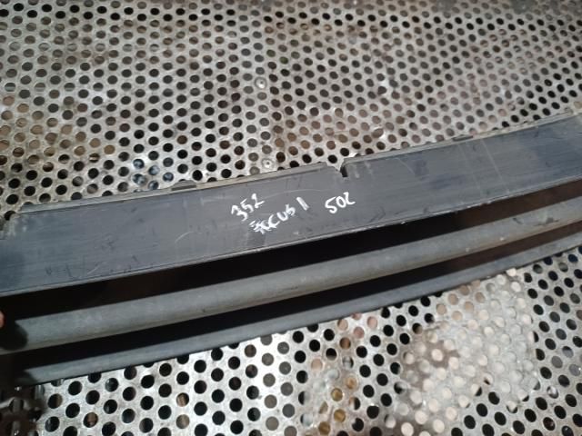 bontott FORD FOCUS I Első Lökhárító Alsó Középső Díszrács