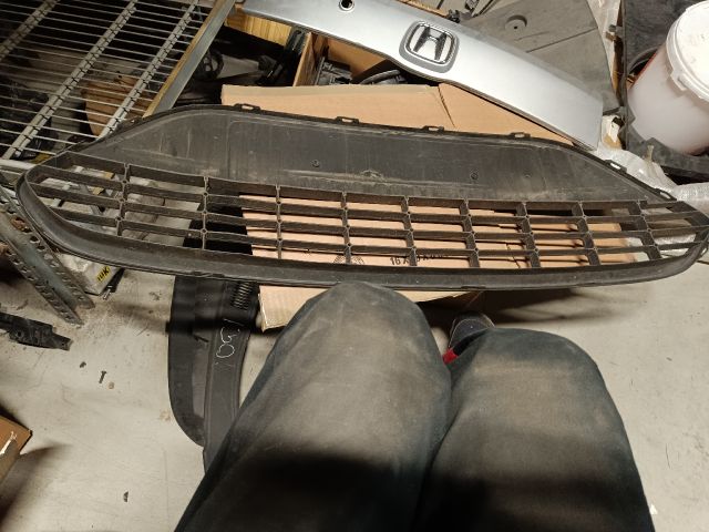 bontott FORD FOCUS I Első Lökhárító Alsó Középső Díszrács