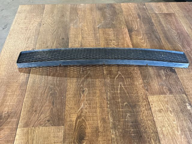 bontott FORD FOCUS I Első Lökhárító Alsó Középső Díszrács