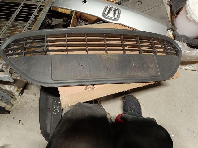 bontott FORD FOCUS I Első Lökhárító Alsó Középső Díszrács