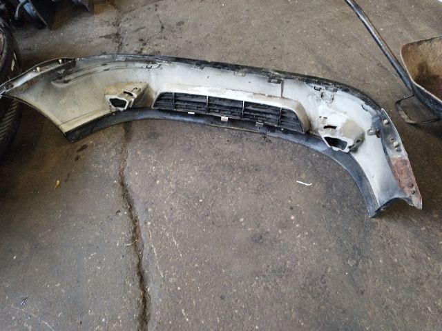 bontott FORD FOCUS I Első Lökhárító (Részeivel)