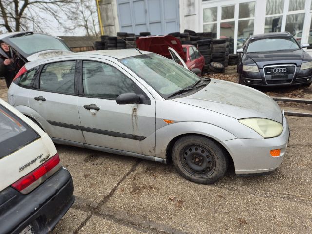 bontott FORD FOCUS I Hátsó Lökhárító (Részeivel)