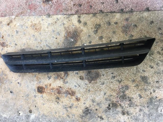 bontott FORD FOCUS I Hűtőrács