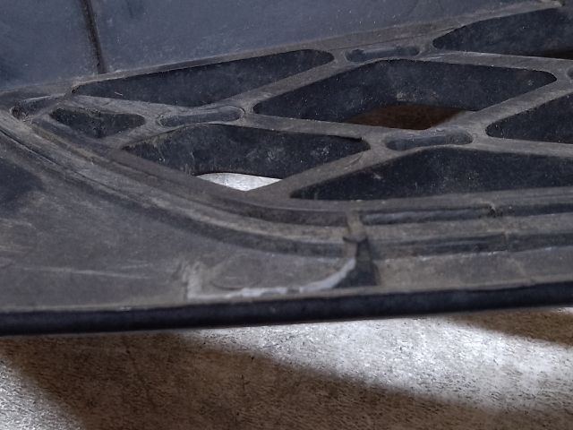 bontott FORD FOCUS I Hűtőrács