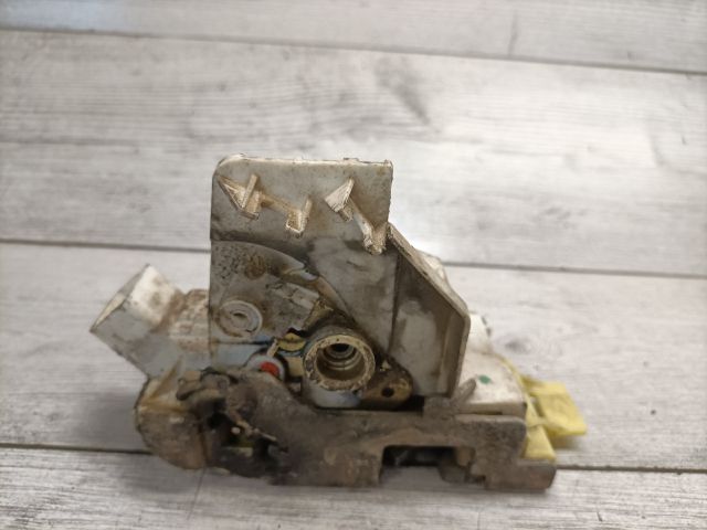 bontott FORD FOCUS I Jobb első Ajtózár