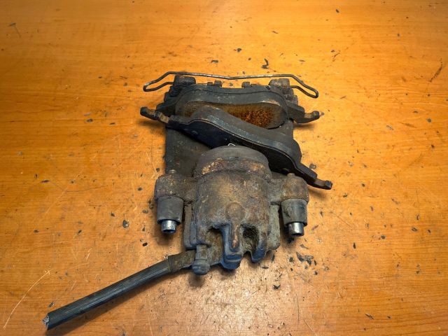 bontott FORD FOCUS I Jobb első Féknyereg Munkahengerrel