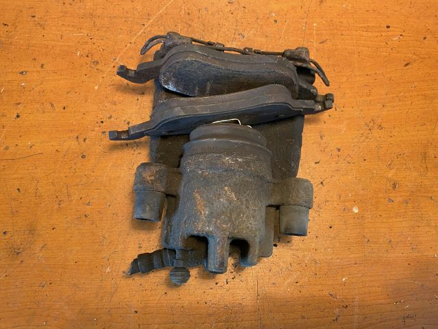 bontott FORD FOCUS I Jobb első Féknyereg Munkahengerrel