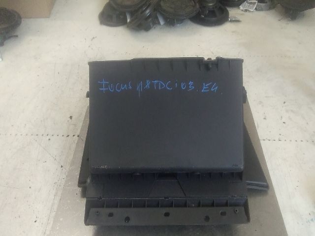 bontott FORD FOCUS I Kesztyűtartó