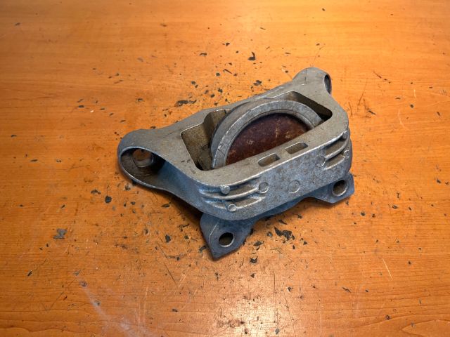 bontott FORD FOCUS I Motor Tartó Bak (Fém)