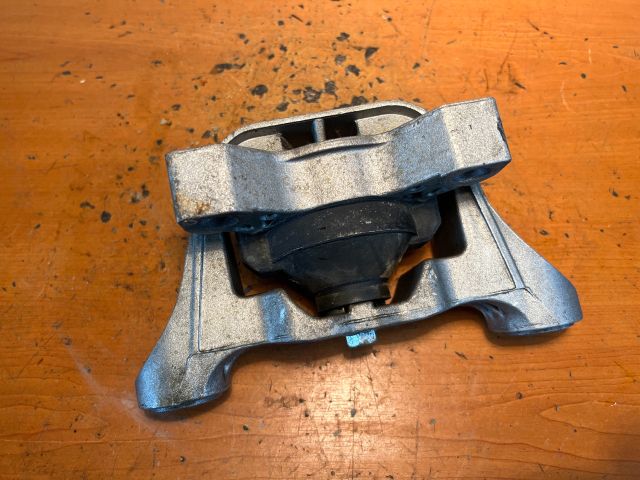 bontott FORD FOCUS I Motor Tartó Bak (Fém)