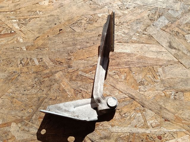 bontott FORD FOCUS I Motorháztető Jobb Zsanér