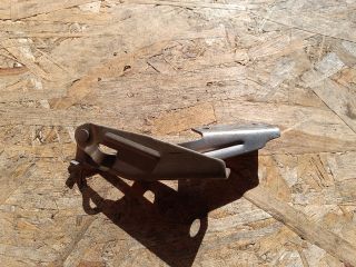 bontott FORD FOCUS I Motorháztető Jobb Zsanér