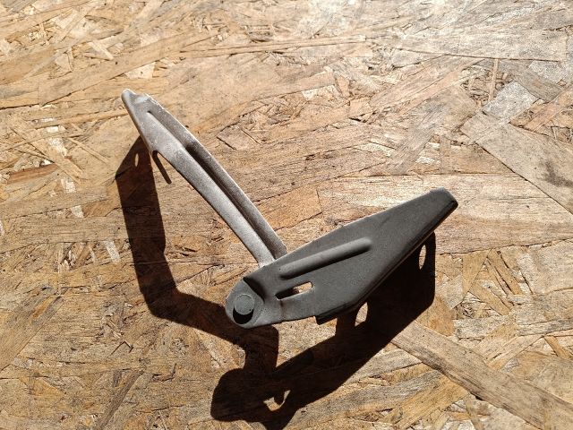 bontott FORD FOCUS I Motorháztető Jobb Zsanér