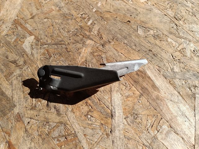 bontott FORD FOCUS I Motorháztető Jobb Zsanér