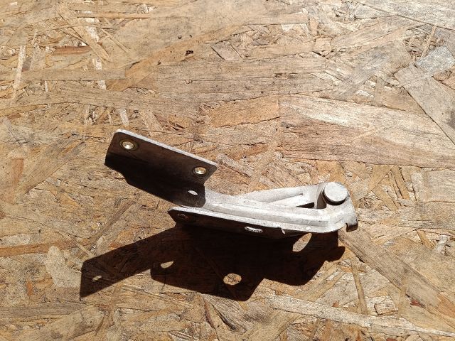 bontott FORD FOCUS I Motorháztető Jobb Zsanér