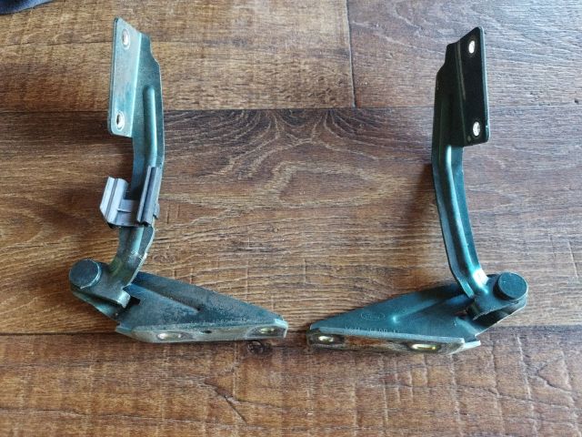 bontott FORD FOCUS I Motorháztető Zsanér Pár