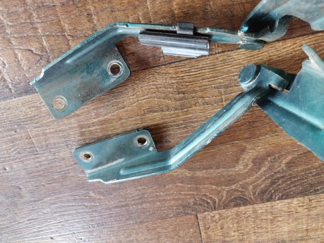 bontott FORD FOCUS I Motorháztető Zsanér Pár