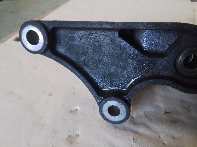 bontott FORD FOCUS I Tartó Bak