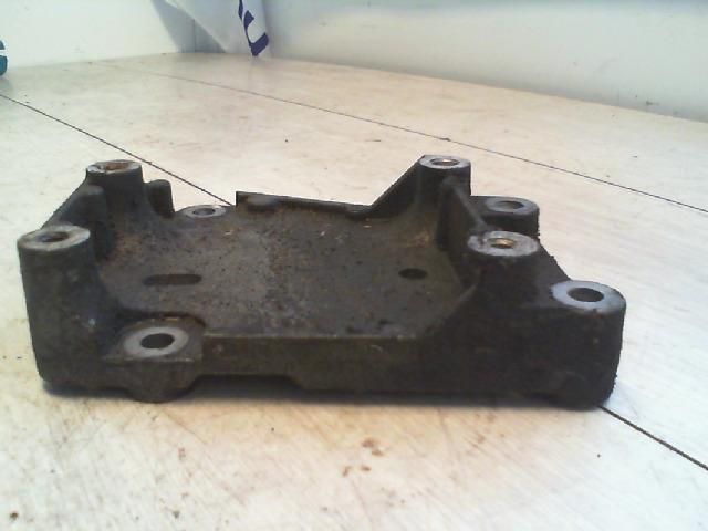 bontott FORD FOCUS I Tartó Bak