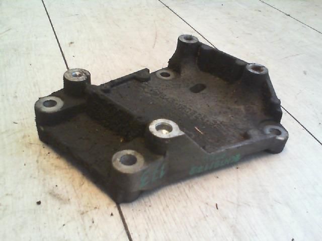 bontott FORD FOCUS I Tartó Bak